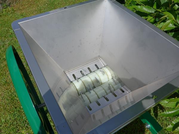 Fruktkvarn, manuell, röd – 20 L, rostfri tratt