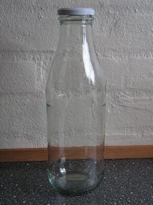 Saftflaska / mustflaska av glas med skruvlock, 1 liter
