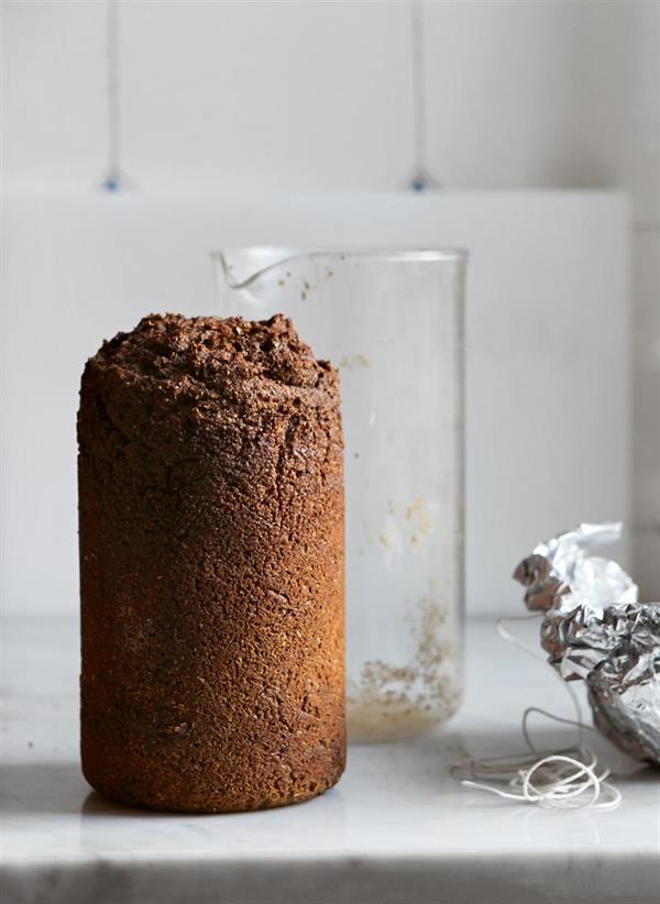 Vi bager med rug (dansk bok) – recept på rågbröd, surdeg och bakverk (Line Friis)